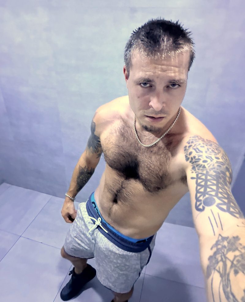 Nick taking a selfie at the gym after a workout, in grey shorts
